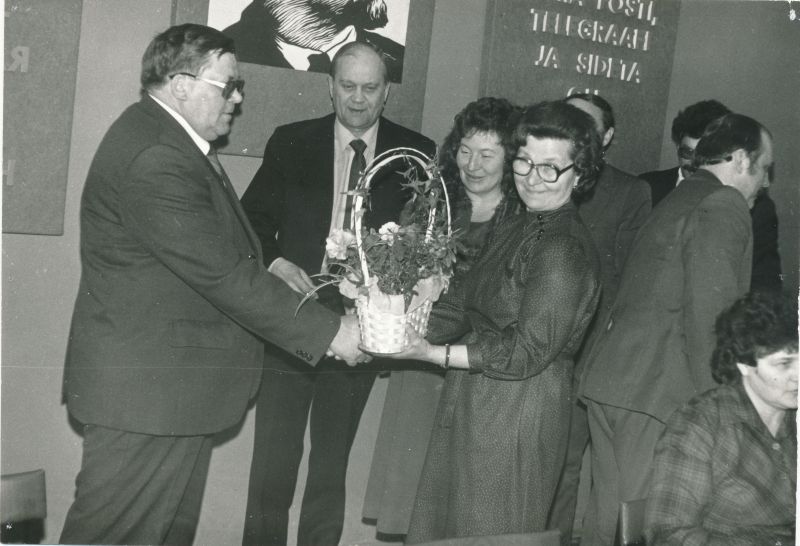 Foto. Sidesõlmede vahelise sots. võistluse kokkuvõtete tegemine Haapsalus 1986. Harald Belials, Sila Hoel, J.Kišlova.