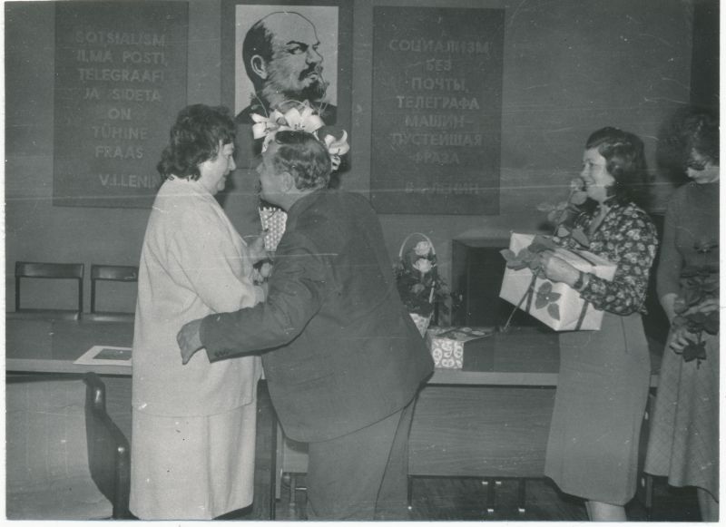 Foto. Haapsalu RSS kaugsidetsehhi ülema Laine Tooma 55. aasta juubel 1987. Õnnitlevad Sirje Sirel ja P.Serebrannikov.