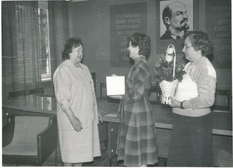 Foto. Haapsalu RSS kaugsidetsehhi ülema Laine Tooma 55. aasta juubel 1987. Õnnitlevad Evi Velt ja Eha Laherand.