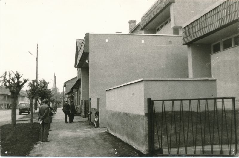 Foto. Haapsalu Sidesõlme Lihula sidehoone valmimine 1987. Riiklik komisjon hoonet vastu võtmas.