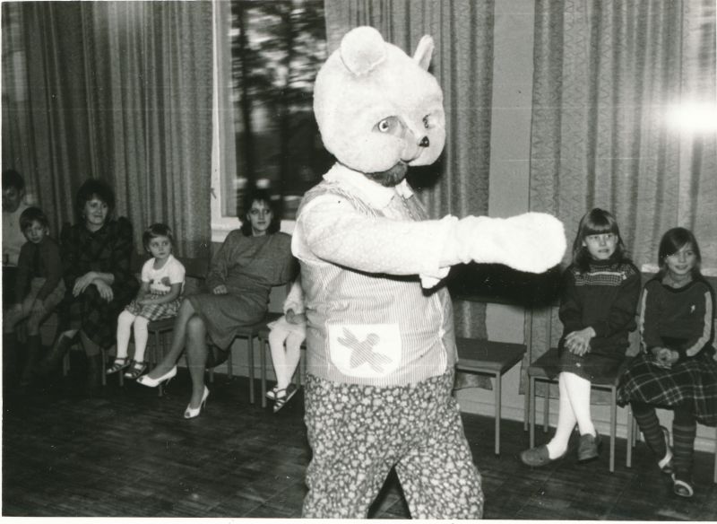 Foto. Haapsalu Sidesõlme laste nääripidu detsember 1987.