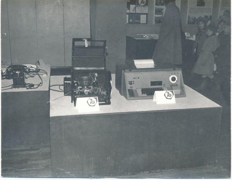 Foto. Haapsalu RSS väljapanekud rahvamajanduse saavutuste näitusel Haapsalu kultuurimaja saalis 1987.