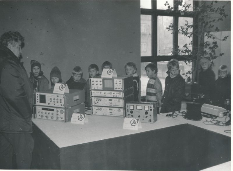 Foto. Haapsalu RSS väljapanekud rahvamajanduse saavutuste näitusel Haapsalu kultuurimaja saalis 1987.