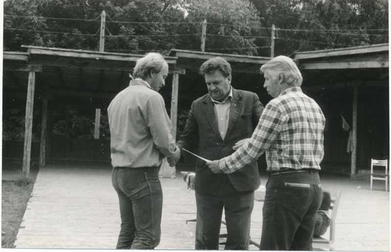 Foto. "Väinamere Sidemängud" Doorakul 1988. Autasud montöör Leegat -ile annavad üle Harri Tau ja Voldemar Kranich.