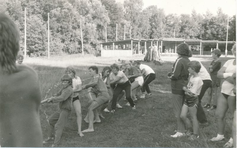 Foto. "Väinamere Sidemängud" Doorakul 1988. Köievedu. Hiiumaa Sidesõlme võistkond.