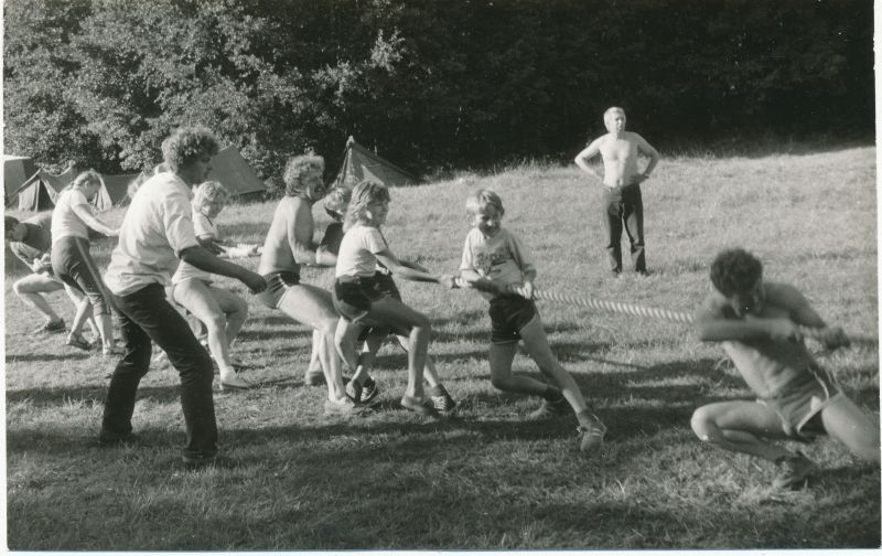 Foto. "Väinamere Sidemängud" Doorakul 1988. Köievedu. Kuressaare Sidesõlme võistkond.