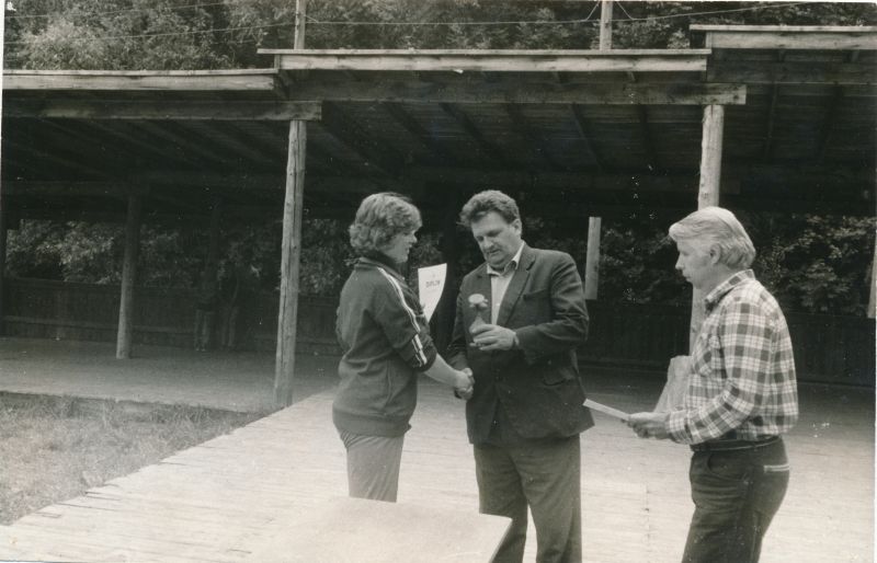 Foto. "Väinamere Sidemängud" Doorakul 1988. Autasud  annavad üle Harri Tau ja Voldemar Kranich.