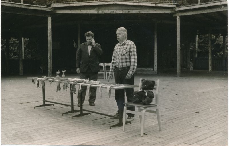 Foto. "Väinamere Sidemängud" Doorakul 1988. Autasud  annavad üle Harri Tau ja Voldemar Kranich.