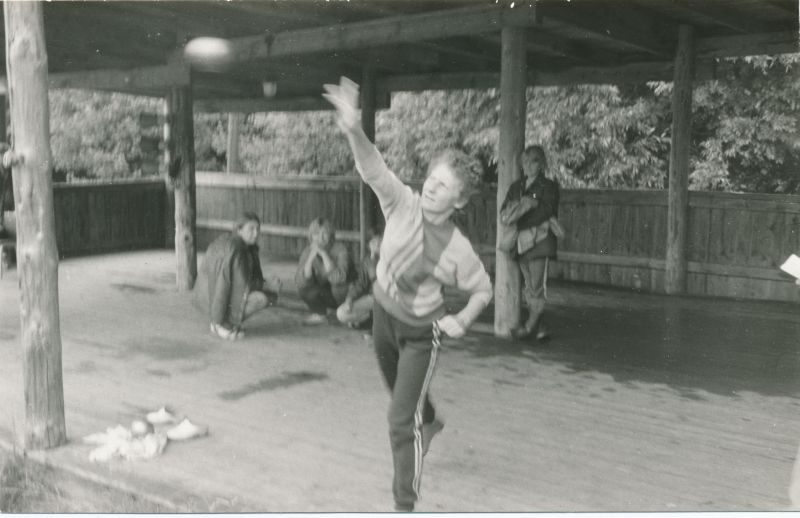 Foto. "Väinamere Sidemängud" Doorakul 1988. Kuulitõuge. Kaja Noormägi.