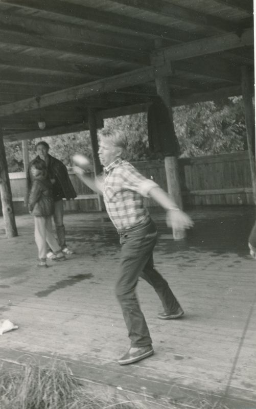 Foto. "Väinamere Sidemängud" Doorakul 1988. Kuulitõuge. Harri Tau.