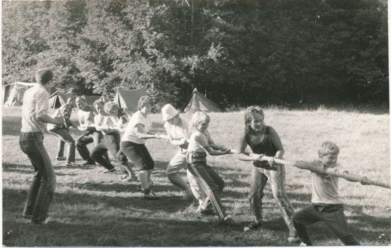 Foto. "Väinamere Sidemängud" Doorakul 1988. Köievedu. Haapsalu Sidesõlme võistkond.