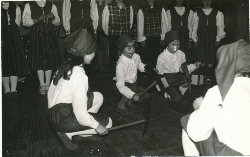 Foto. Haapsalu RSS jõulupuu 25.detsember 1988. Esinevad Ridala algkooli õpilased.