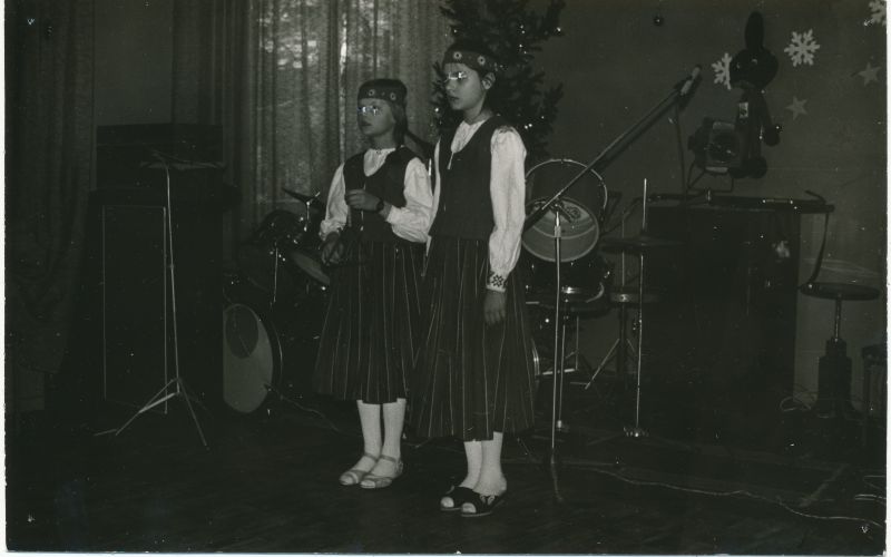 Foto. Haapsalu RSS jõulupuu 25.detsember 1988. Esinevad Ridala algkooli õpilased.