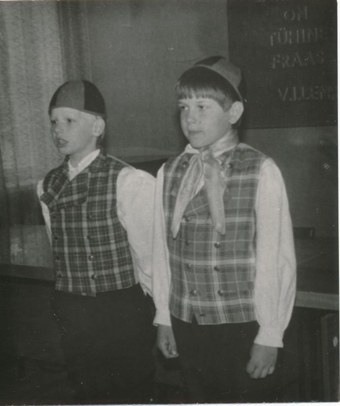 Foto. Ridala kooli õpilased Sidesõlmes sidepäeva aktusel 1988.