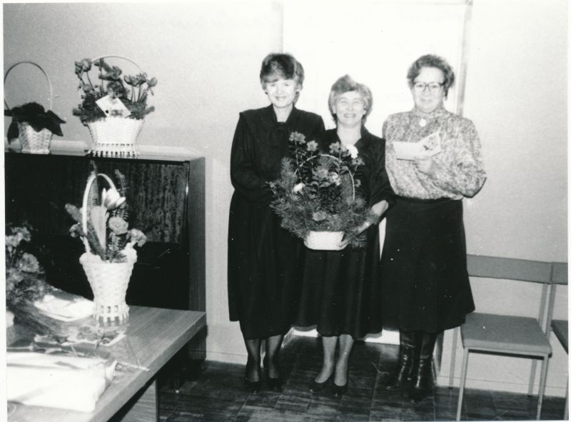 Foto. Haapsalu RSS kaadriinspektori Milvi Kelneri 55. aasta juubel sidesõlme saalis Tamme 21a 1989. Viive Liidemann, Leida Raie.