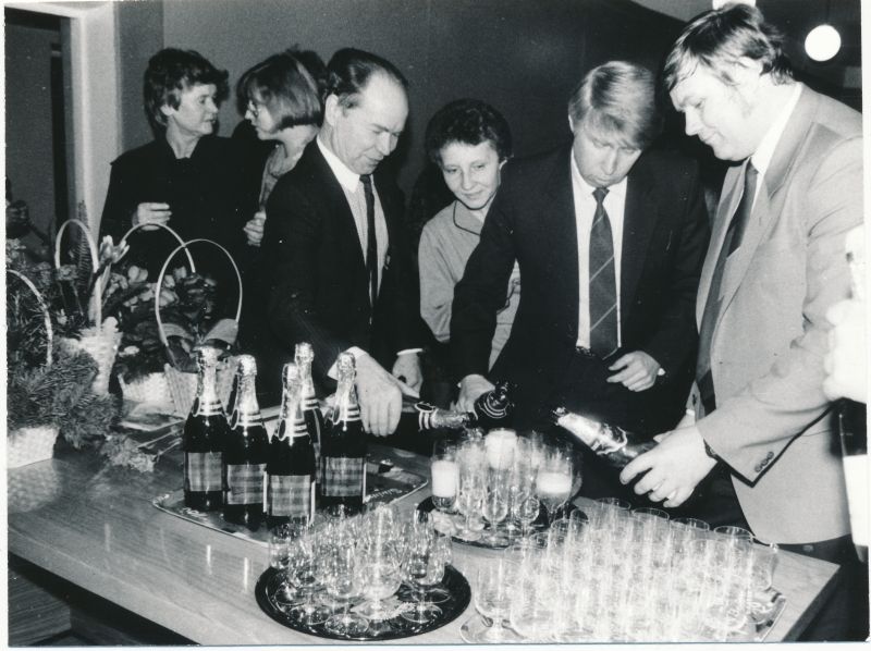 Foto. Haapsalu RSS kaadriinspektori Milvi Kelneri 55. aasta juubel sidesõlme saalis Tamme 21a 1989.