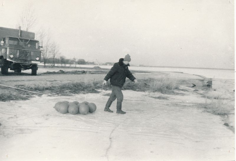 Foto. Haapsalu Sidesõlme töötajad Pürksi merekaabli remondil 1989. Montöör Jakobi.