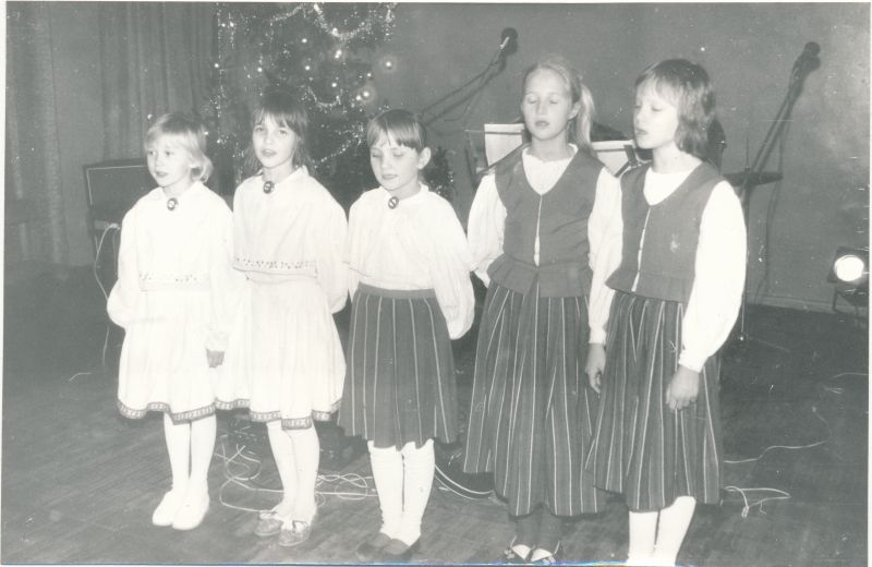 Foto. Läänemaa Sidesõlme töötajate jõulu- nääri perepidu detsemberis 1990. Esinevad Ridala kooli õpilased.
