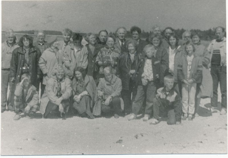 Foto. Vabariigi isetegevuslike muuseumide töötajate seminar-õppereis Läänemaal 1990. Noarootsi rannal.