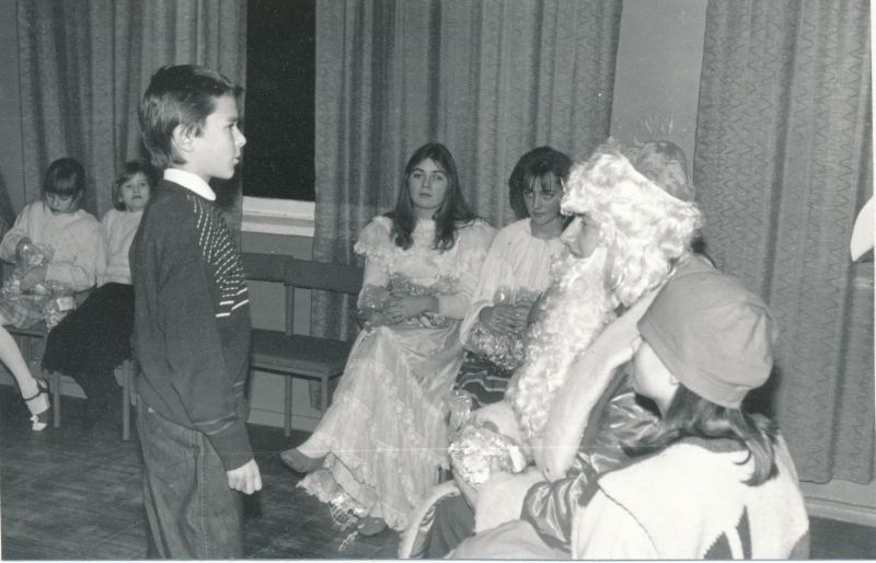 Foto. Lääne Telefonivõrgu töötajate jõulu-nääri perepidu detsember 1991.
