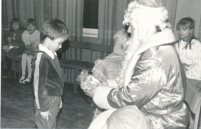 Foto. Lääne Telefonivõrgu töötajate jõulu-nääri perepidu detsember 1991.