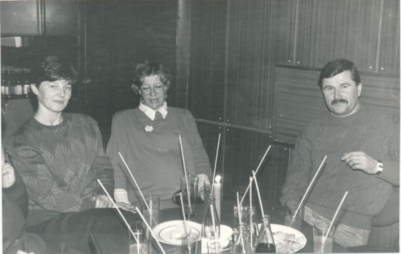 Foto. Lääne Telefonivõrgu töötajate jõulu-nääri perepidu detsember 1991. Valli Kranich ja Tiina Nurges.