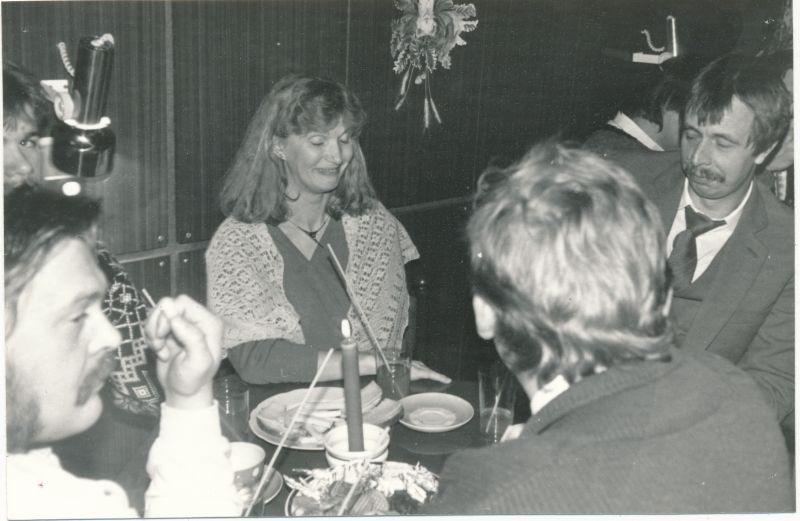 Foto. Lääne Telefonivõrgu töötajate jõulu-nääri perepidu detsember 1991. A/Ü esinaine Helgi Mitt koos abikaasaga.