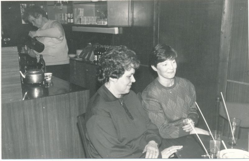 Foto. Lääne Telefonivõrgu töötajate jõulu-nääri perepidu detsember 1991. Valli Kranich ja Juta Tau.