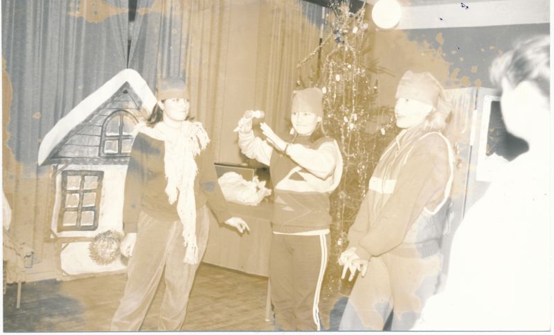 Foto. Lääne Telefonivõrgu töötajate jõulu-nääri perepidu detsember 1991. Haapsalu Kultuurimaja laste jõuluetendus.