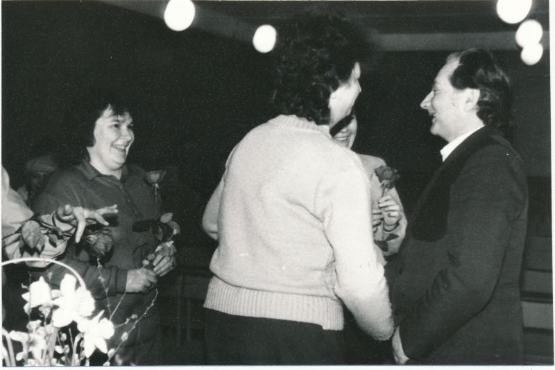 Foto. Läänemaa Sidesõlme inseneri Rein Õuemaa 50. aasta sünnipäev 1991. Õnnitlevad Ene Oks, Tatjana Pärimets, Sirje Sirel.