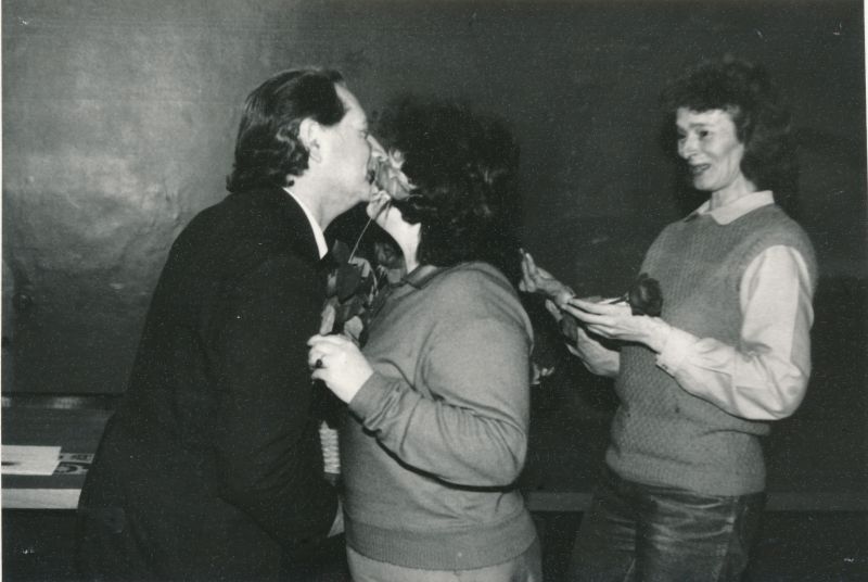 Foto. Läänemaa Sidesõlme inseneri Rein Õuemaa 50. aasta sünnipäev 1991. Õnnitlevad Ene Oks ja Aime Palm.