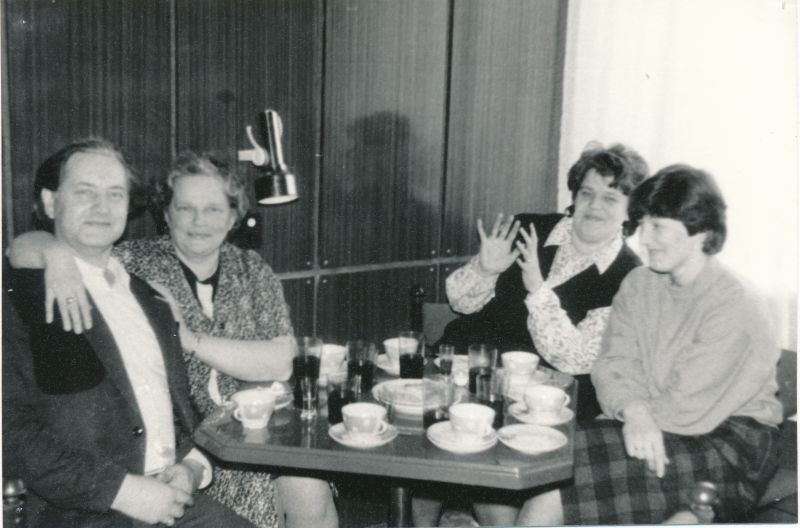 Foto. Läänemaa Sidesõlme inseneri Rein Õuemaa 50. aasta sünnipäev 1991. R.Õuemaa, Noomi Somelar, Juta Tau, Valli Kranich.