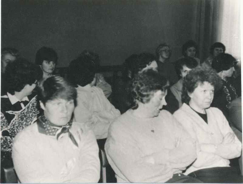 Foto. Läänemaa Sidesõlme a/ü viimane konverents Tamme 21a saalis 24. mail 1991.