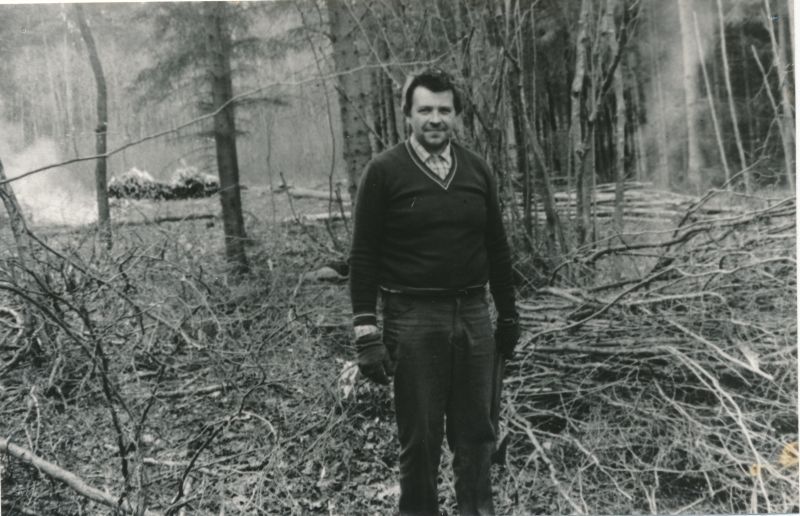 Foto. Läänemaa Sidesõlme töötajad Valgeväljal ehitusplatsi võsast ja metsast puhastamas kevadel 1991. Aimar Nurges.
