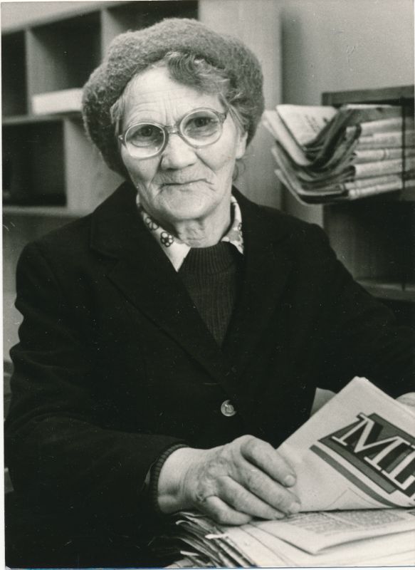 Foto. Haapsalu RSS töötajate autahvlipilte 1980 - ndatest. Palivere postljon Zinaida Toom.