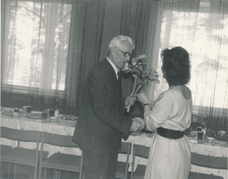 Foto. Läänemaa Telefonivõrk. Jaan Laansoo 80. aasta juubel 28. aprill 1992. Õnnitleb Irina Žihharenko.