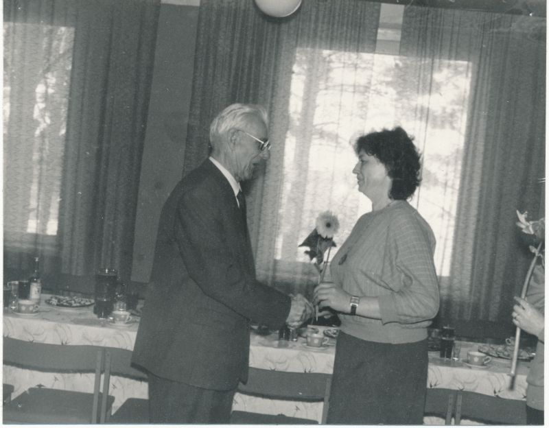 Foto. Läänemaa Telefonivõrk. Jaan Laansoo 80. aasta juubel 28. aprill 1992. Õnnitleb Tatjana Pärimets.
