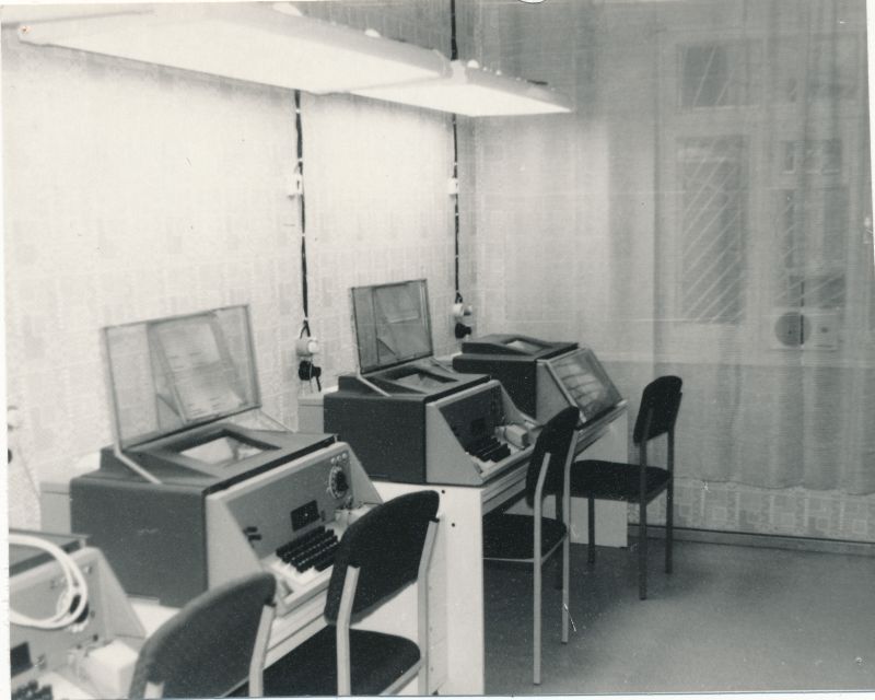 Foto. Läänemaa Telefonivõrgu telegraafi aparaadisaal uutes ruumides Kalda tn. 2 1992.