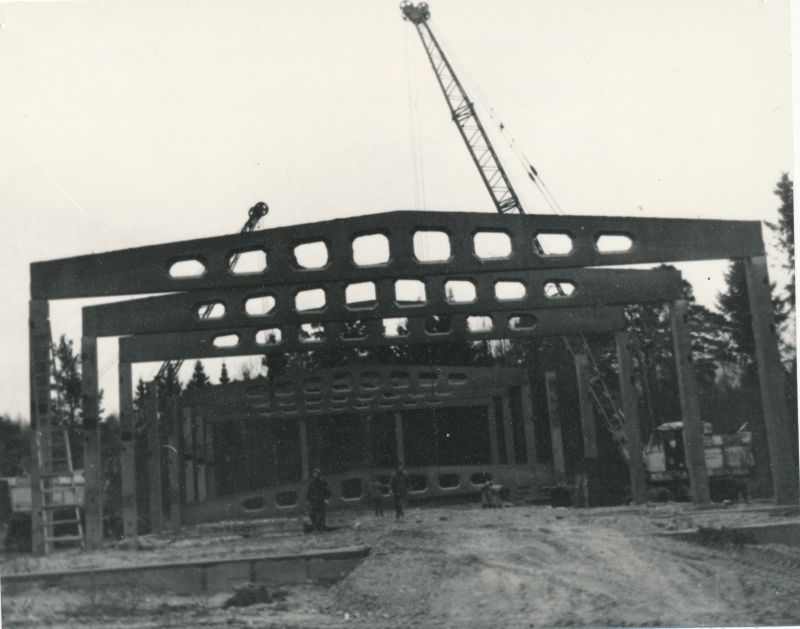 Foto. Läänemaa Telefonivõrgu Valgevälja tootmisbaasi ehitus 1992.