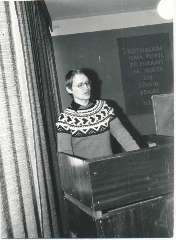 Foto. RESTTÜ Haapsalu RSS algorg. konverents telefoniside küsimustes 1987. Esineb Hiiumaa Sidesõlme peainsener Elmo Viigipuu.