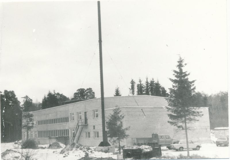 Foto. Läänemaa Telefonivõrgu Valgevälja tootmisbaasi ehitus detsembris 1993.