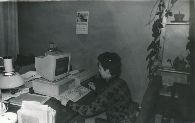 Foto. Läänemaa Telefonivõrgu pearaamatupidaja asetäitja Kaja Noormägi 1993.