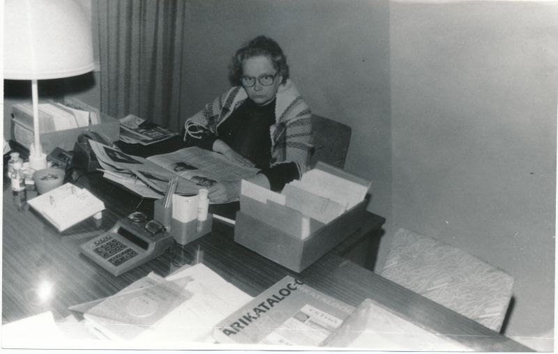 Foto. Läänemaa Telefonivõrgu laojuhataja Noomi Somelar 1993.