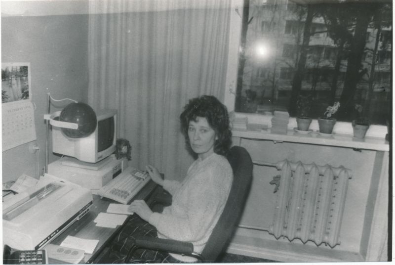 Foto. Läänemaa Telefonivõrgu  abonentosakonna arvutioperaator Urve Pärnapuu 1993.