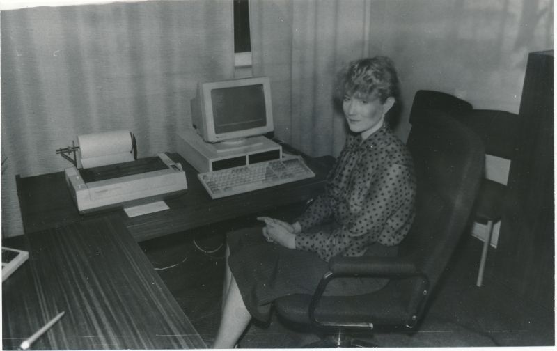 Foto. Läänemaa Telefonivõrgu abonentosakonna juhataja Anneli Niinemets 1993.
