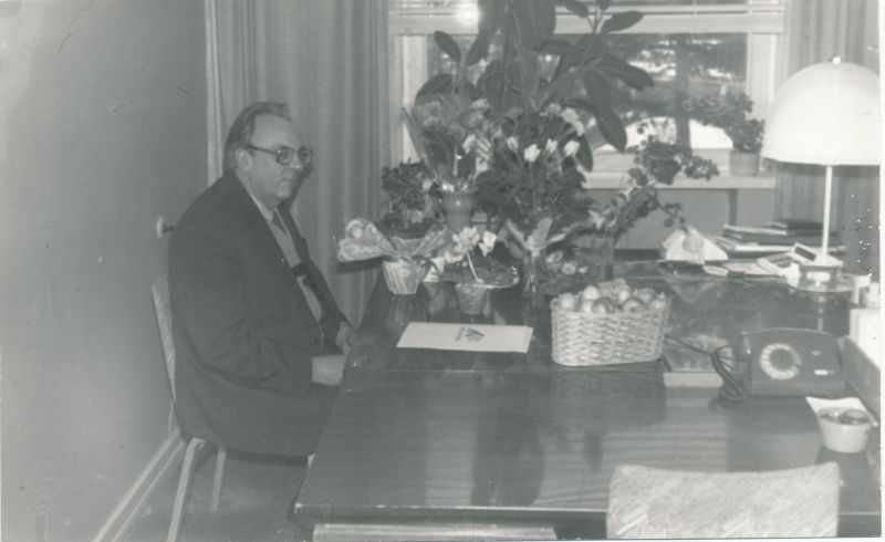 Foto. Lääne Telefonivõrgu inseneri Vambola Pärteli 60. aasta sünnipäev desember 1993.