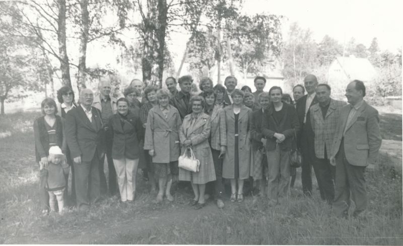 Foto. Isetegevuslike muuseumide töötajate seminar-õppereis. Osavõtjate ühispilt Vändra kalmistul. Foto V. Pärtel, 1983