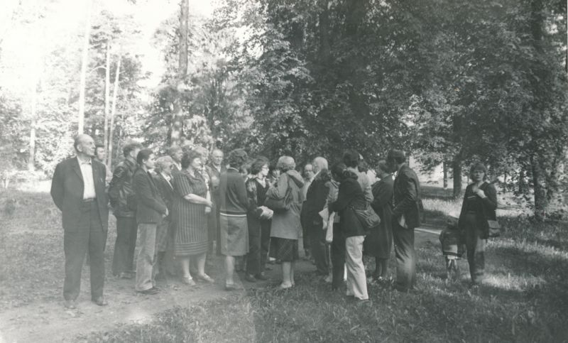 Foto. Isetegevuslike muuseumide töötajate seminar-õppereisist osavõtjad Vändra kalmistul. Foto V. Pärtel, 1983