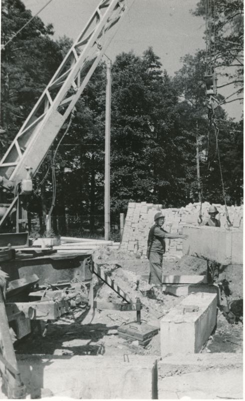 Foto. Haapsalu sidesõlme (Tamme 21a) ladude ehitus. Foto V. Pärtel, 1983