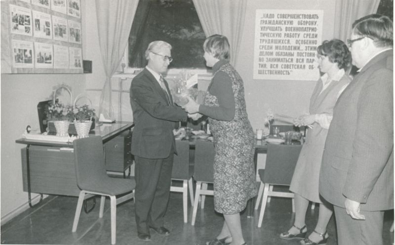 Foto. Haapsalu sidesõlme tsiviilkaitse staabiülema Aleksei Netšetovi õnnitlemine tema 50. sünnipäeval. Foto V. Pärtel, 1983